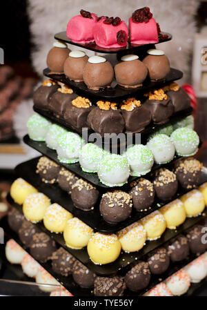 Mariage de luxe candy bar set de table. Tower ou pyramide et petits gâteaux sur la table dessert sucré Banque D'Images