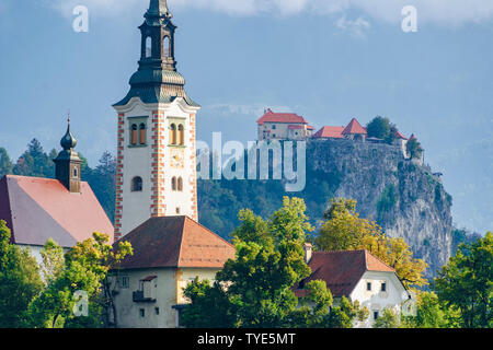 Close-up shot de Bled clocher de l'église et le château. La Slovénie Banque D'Images