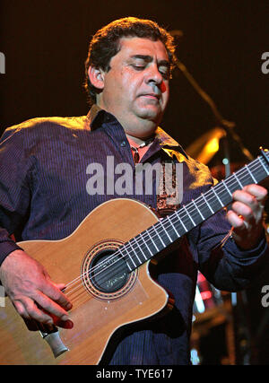 Tonino Baliardo avec des Gipsy Kings se produit en concert au Seminole Hard Rock Hotel and Casino à Hollywood, Floride le 2 mai 2010. UPI/Michael Bush Banque D'Images