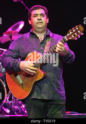 Tonino Baliardo avec des Gipsy Kings se produit en concert au Seminole Hard Rock Hotel and Casino à Hollywood, Floride le 2 mai 2010. UPI/Michael Bush Banque D'Images