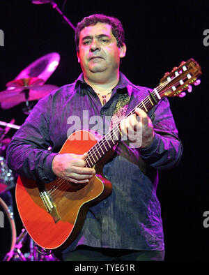 Tonino Baliardo avec des Gipsy Kings se produit en concert au Seminole Hard Rock Hotel and Casino à Hollywood, Floride le 2 mai 2010. UPI/Michael Bush Banque D'Images