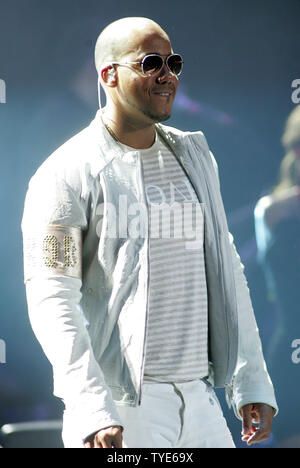 Anthony 'Romeo' Santos chanteur d'Aventura en prestation au Seminole Hard Rock Hotel and Casino à Hollywood, Floride le 6 juillet 2010. UPI/Michael Bush Banque D'Images