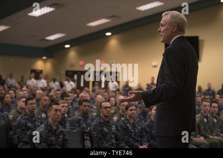 Floride (nov. 3, 2016) Secrétaire de la Marine (SECNAV) Ray Mabus prononce une allocution à un appel mains libres avec marins et Marines au Naval Air Station Jacksonville. Claude est dans la région pour rencontrer les marins, marines et de leadership civique. Banque D'Images