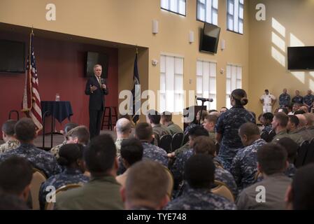 Floride (nov. 3, 2016) Secrétaire de la Marine (SECNAV) Ray Mabus répond à une question du marin à un appel mains libres avec marins et Marines au Naval Air Station Jacksonville. Claude est dans la région pour rencontrer les marins, marines et de leadership civique. Banque D'Images