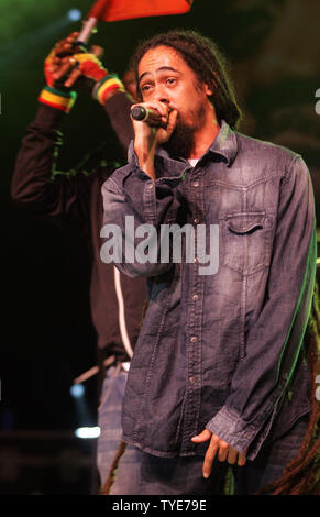 Damian Marley, fils cadet de raggae légende Bob Marley, se produit en concert à l'Amphithéâtre de Pompano Beach à Pompano Beach, Floride le 22 août 2010. UPI/Michael Bush Banque D'Images