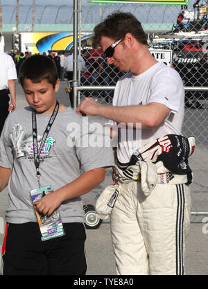 Dale Earnhardt Jr signe Garett Kahle's shirt après les qualifications pour le NASCAR Sprint Cup Ford 400 à Homestead-Miami Speedway à Homestead, Floride le 19 novembre 2010. UPI/Martin Fried Banque D'Images