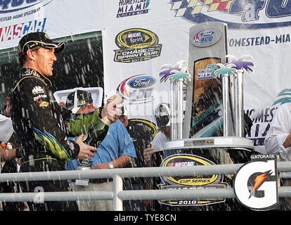 Carl Edwards célèbre remportant la NASCAR Ford 400 à Homestead-Miami Speedway à Homestead, Floride le 21 novembre 2010. UPI/Martin Fried Banque D'Images