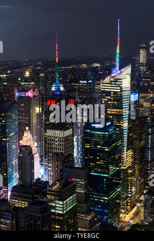 Paysage urbain nocturne aérienne prises de l'empire state building Terrasse terrasse d'observation montrant manhatten projetées avec les couleurs arc-en-ciel gratte-ciels f Banque D'Images