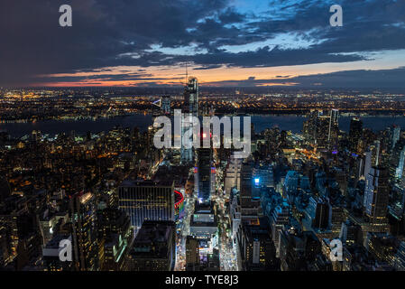 Paysage urbain nocturne aérienne prises de l'empire state building Terrasse terrasse d'observation montrant manhatten projetées avec les couleurs arc-en-ciel gratte-ciels f Banque D'Images