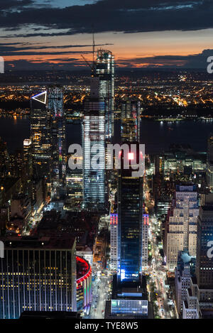 Paysage urbain nocturne aérienne prises de l'empire state building Terrasse terrasse d'observation montrant manhatten projetées avec les couleurs arc-en-ciel gratte-ciels f Banque D'Images