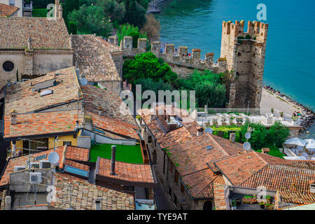 Voir à petite ville Malcesine avec château Castello Scaligero au bord du Lac de Garda, Italie Banque D'Images