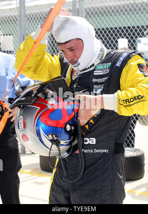 L'acteur Patrick Dempsey enlève son casque dans son stand pendant la pratique de demain, le Grand Prix de Miami à Homestead-Miami Speedway à Homestead, Floride le 4 mars 2011. UPI/Michael Bush Banque D'Images