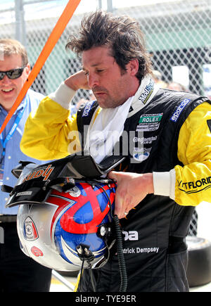 L'acteur Patrick Dempsey enlève son casque dans son stand pendant la pratique de demain, le Grand Prix de Miami à Homestead-Miami Speedway à Homestead, Floride le 4 mars 2011. UPI/Michael Bush Banque D'Images