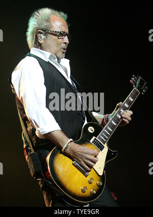 Mick Jones à l'étranger se produit en concert au Seminole Hard Rock Hotel and Casino à Hollywood, en Floride le 13 mars 2011. UPI/Michael Bush Banque D'Images