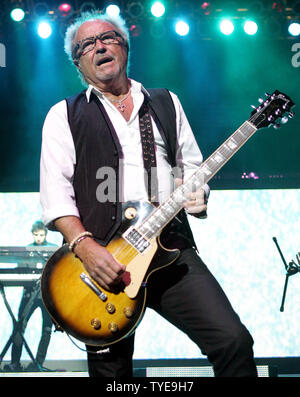 Mick Jones à l'étranger se produit en concert au Seminole Hard Rock Hotel and Casino à Hollywood, en Floride le 13 mars 2011. UPI/Michael Bush Banque D'Images