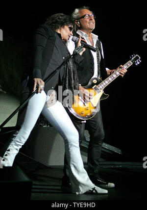 Mick Jones (R) et Kelly Hansen (L) avec l'étranger produisent en concert au Seminole Hard Rock Hotel and Casino à Hollywood, en Floride le 13 mars 2011. UPI/Michael Bush Banque D'Images