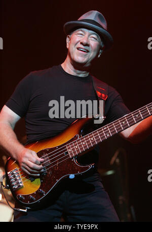 Stu Cook avec Creedence Clearwater en prestation au Seminole Hard Rock Hotel and Casino à Hollywood, en Floride le 11 mai 2011. UPI/Michael Bush Banque D'Images