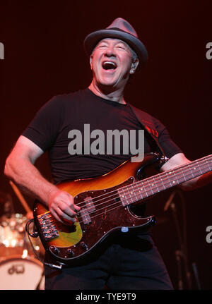 Stu Cook avec Creedence Clearwater en prestation au Seminole Hard Rock Hotel and Casino à Hollywood, en Floride le 11 mai 2011. UPI/Michael Bush Banque D'Images