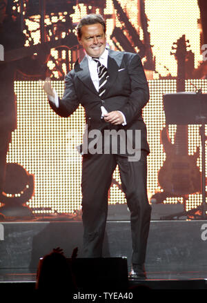 Le chanteur Mexicain Luis Miguel se produit en concert à l'American Airlines Arena à Miami le 19 mai 2011. UPI/Michael Bush Banque D'Images
