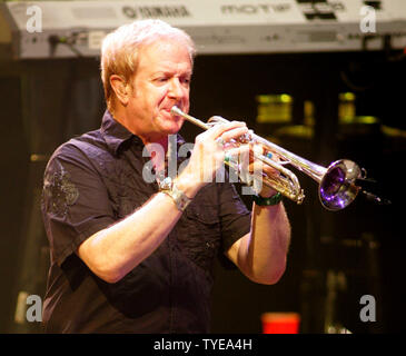 Lee Loughnane avec se produit en concert à Chicago le Seminole Hard Rock Hotel and Casino à Hollywood, en Floride le 20 avril 2011. UPI/Michael Bush Banque D'Images