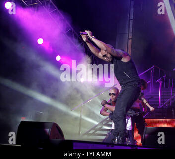 Wisin avec le groupe latino reggaeton Wisin y Yandel se produit en concert à l'American Airlines Arena de Miami, le 3 juin 2011. UPI/Michael Bush Banque D'Images