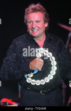 Davy Jones avec les Monkees se produit en concert pendant leur tournée de réunion 45e année à l'Amphithéâtre de Pompano Beach à Pompano Beach, Floride le 5 juin 2011. UPI/Michael Bush Banque D'Images