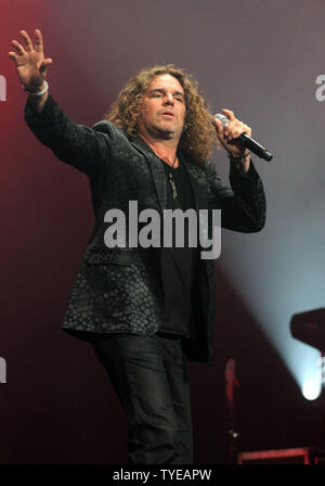 Fher Olvera avec le groupe de rock mexicain Mana se produit en concert à l'American Airlines Arena de Miami, le 7 juillet 2011. UPI/Michael Bush Banque D'Images