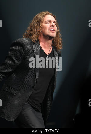 Fher Olvera avec le groupe de rock mexicain Mana se produit en concert à l'American Airlines Arena de Miami, le 7 juillet 2011. UPI/Michael Bush Banque D'Images