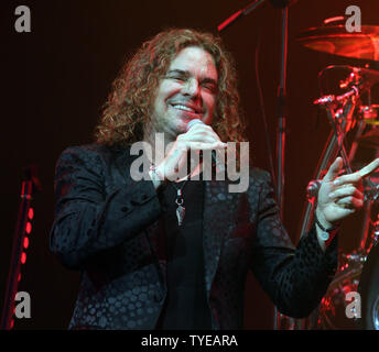 Fher Olvera avec le groupe de rock mexicain Mana se produit en concert à l'American Airlines Arena de Miami, le 7 juillet 2011. UPI/Michael Bush Banque D'Images