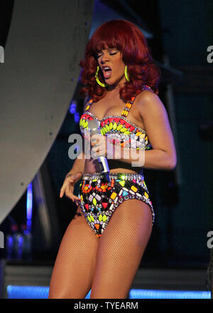 Rihanna se produit en concert au BankAtlantic Center de Sunrise, en Floride le 14 juillet 2011. UPI/Michael Bush Banque D'Images