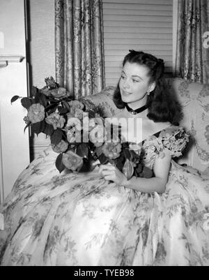 VIVIEN LEIGH en Scarlett O'Hara en emporte le vent 1939 dressing franchise directeur tournage Victor Fleming producteur David O. Selznick Selznick International Pictures / Metro Goldwyn Mayer Banque D'Images