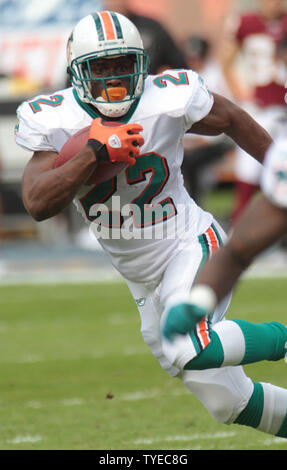 Miami Dolphins runningback Reggie Bush (22) s'exécute au cours de la 2e moitié de l'action entre les dauphins de Miami, et les Redskins de Washington au Sun Life Stadium de Miami, Floride, le 13 novembre 2011. Les Dauphins de Miami battre les Redskins de Washington 20-9.. UPI/Susan Knowles Banque D'Images