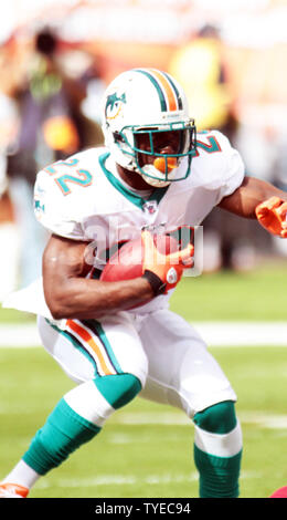 .Miami Dolphins runningback Reggie Bush (22) prend un transfert pendant le 1er semestre de l'action entre les dauphins de Miami, et les Redskins de Washington au Sun Life Stadium de Miami, Floride, 13 novembre 2011.Les Dauphins de Miami battre les Redskins de Washington 20-9.. UPI/Susan Knowles Banque D'Images