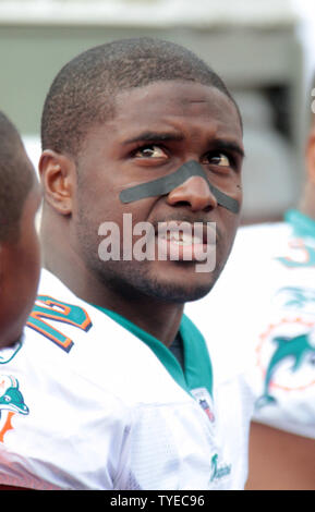 .Miami Dolphins runningback Reggie Bush (22) contrôle le tableau de bord au cours de la 2e moitié de l'action entre les dauphins de Miami, et les Redskins de Washington au Sun Life Stadium de Miami, Floride, 13 novembre 2011.Les Dauphins de Miami battre les Redskins de Washington 20-9.. UPI/Susan Knowles Banque D'Images