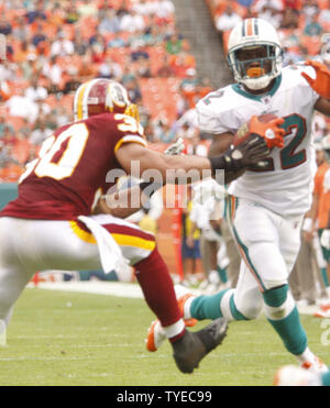 Miami Dolphins runningback Reggie Bush (22) s'exécute au cours de la première moitié de l'action entre les dauphins de Miami, et les Redskins de Washington au Sun Life Stadium de Miami, Floride, le 13 novembre 2011. Les Dauphins de Miami battre les Redskins de Washington 20-9.. UPI/Susan Knowles Banque D'Images