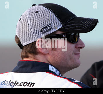 Dale Earnhardt Jr attend sur pit road avant son terme admissible pour le Ford 400 à Homestead-Miami Speedway à Homestead, Floride le 19 novembre 2011. UPI/Tchad Cameron Banque D'Images