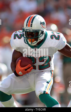 MiamI Dolphins runningback Reggie Bush (22) s'exécute au cours de premier semestre, d'action entre les dauphins de Miami, et d'Oakland Raiders 4 décembre 2011 au Sun Life Stadium de Miami, en Floride. . Photo UPI/Susan Knowles. Banque D'Images