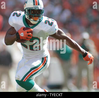 MiamI Dolphins runningback Reggie Bush (22) s'exécute au cours de premier semestre, d'action entre les dauphins de Miami, et d'Oakland Raiders 4 décembre 2011 au Sun Life Stadium de Miami, en Floride. . Photo UPI/Susan Knowles. Banque D'Images