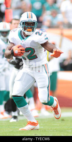 MiamI Dolphins runningback Reggie Bush (22) s'exécute au cours de premier semestre, d'action entre les dauphins de Miami, et d'Oakland Raiders 4 décembre 2011 au Sun Life Stadium de Miami, en Floride. . Photo UPI/Susan Knowles. Banque D'Images