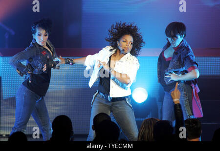 Janet Jackson joue sur la soirée de clôture de sa tournée mondiale 2011 au Fillmore à Miami Beach le 5 décembre 2011. UPI/Michael Bush Banque D'Images