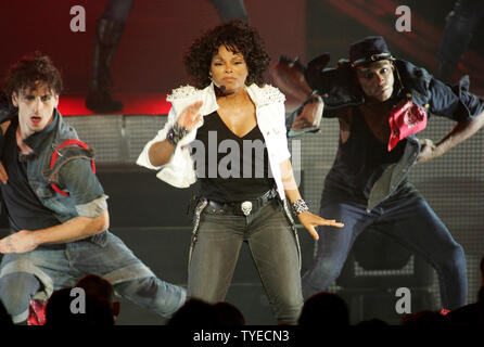 Janet Jackson joue sur la soirée de clôture de sa tournée mondiale 2011 au Fillmore à Miami Beach le 5 décembre 2011. UPI/Michael Bush Banque D'Images