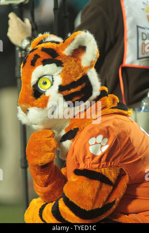 Mascotte Tigre Clemson regarde son retard par rapport à l'équipe au cours de premier semestre, d'action entre les Clemson Tigers, et le West Virginia Mountaineers 4e janvier 2012 au Sun Life Stadium de Miami, en Floride. . Photo UPI/Susan Knowles. Banque D'Images