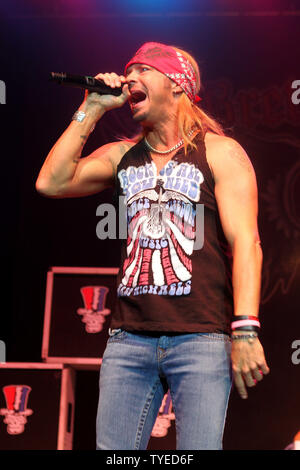 Bret Michaels couvre-culasse en prestation au Seminole Hard Rock Hotel and Casino à Hollywood, en Floride le 18 février 2012. UPI/Michael Bush Banque D'Images