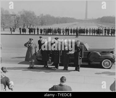 Photographie de Vice Président Truman avec d'autres à Lincoln's Birthday cérémonie. Banque D'Images