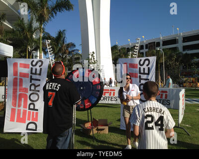 Les marlins de Miami l'hôte Cardinals de Saint-Louis au nouveau parc de balle des Marlins de Miami le jour d'ouverture le 4 avril 2012, à Miami, en Floride. Les Cardinaux battre les Marlins 4-1. UPI/Susan Knowles Banque D'Images