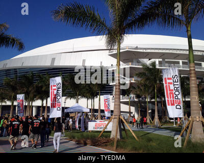 Les marlins de Miami l'hôte Cardinals de Saint-Louis au nouveau parc de balle des Marlins de Miami le jour d'ouverture le 4 avril 2012, à Miami, en Floride. Les Cardinaux battre les Marlins 4-1. UPI/Susan Knowles Banque D'Images