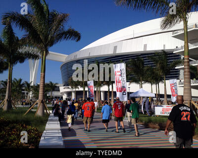 Les marlins de Miami l'hôte Cardinals de Saint-Louis au nouveau parc de balle des Marlins de Miami le jour d'ouverture le 4 avril 2012, à Miami, en Floride. Les Cardinaux battre les Marlins 4-1. UPI/Susan Knowles Banque D'Images