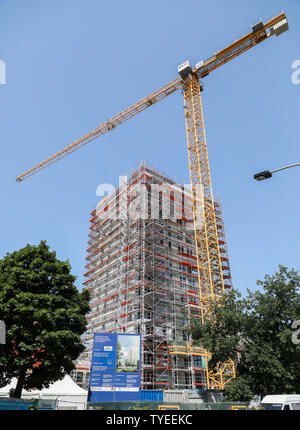 26 juin 2019, Saxe, Leipzig : Une grue se trouve à la soi-disant 'Lipsia Tower' dans le district de Leipzig-Grünau. Le même jour, l'écimage-out cérémonie a eu lieu pour la première réunification des tours dans le nouveau quartier de Leipzig Grünau des années 70 et 80. Dans l'avenir il y aura de 60 appartements sur 13 étages dans la chambre. La coopérative d'habitation Lipsia investit un bon 13 millions d'euros. Après des décennies d'abandon et la démolition de bâtiments préfabriqués vide, le nombre d'habitants est à la hausse pour la première fois. Photo : Jan Woitas/dpa-Zentralbild/dpa Banque D'Images