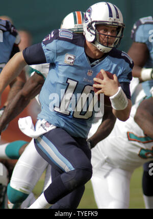 Tennessee Titans trimestre retour Jake Locker (10) va à l'encontre des Dauphins de Miami au cours de l'action premier semestre au Sun Life Stadium le 11 novembre 2012 à Miami, en Floride. Les Titans battre les Miami Dolphins37-3 UPI/Susan Knowles Banque D'Images