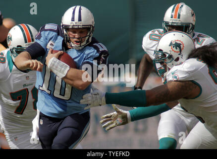 Tennessee Titans trimestre retour Jake Locker (10) va à l'encontre des Dauphins de Miami au cours de l'action premier semestre au Sun Life Stadium le 11 novembre 2012 à Miami, en Floride. Les Tennessee Titans battre les dauphins de Miami 37-3. UPI/Susan Knowles Banque D'Images